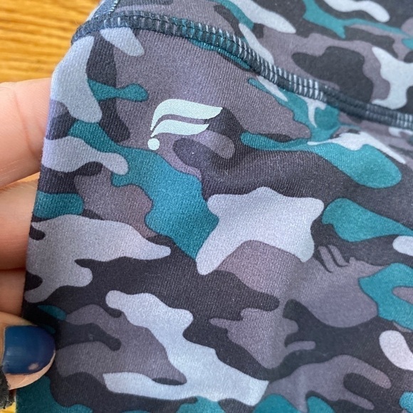 Fabletics Lima Capri Leggings in Camo Size… - Picture 8 of 9